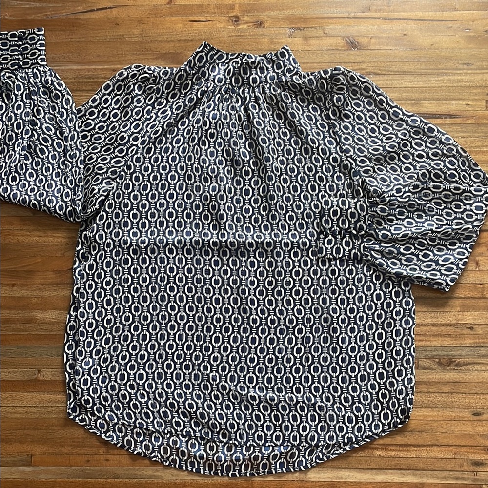 🩷Sale🩷NWOT H&M Navy & Cream Patterned Blouse - Small